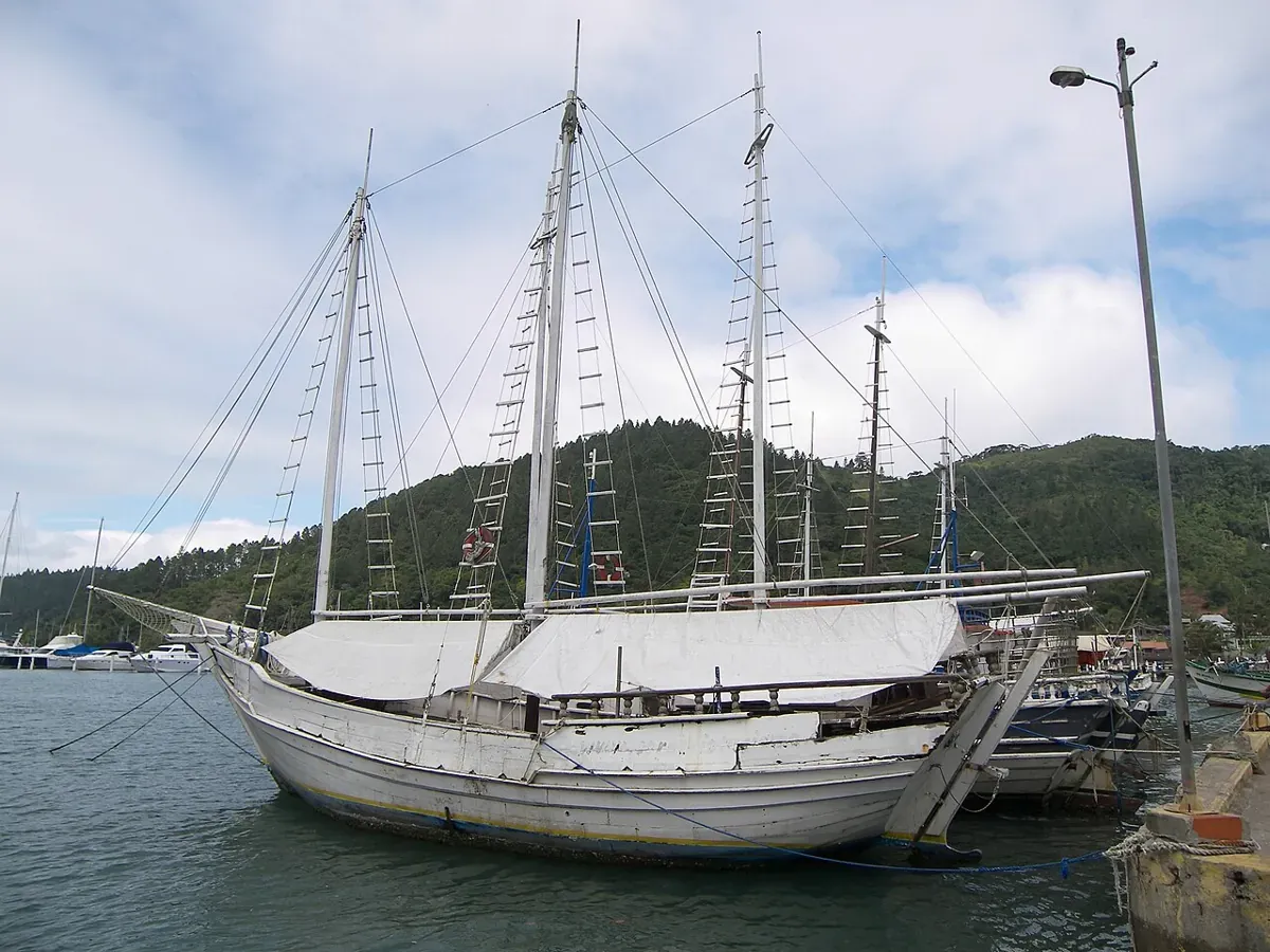 Escuna de dois mastros atracada no Saco da Ribeira