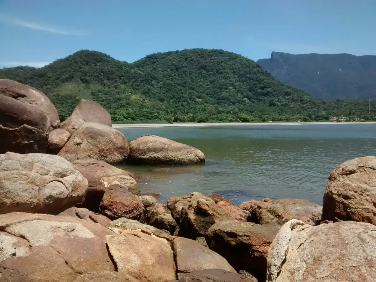 Pedras na Praia da Fortaleza, com o Pico do Corcovado ao fundo